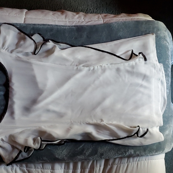 Iz Byer White Black Ruffle Business Casual Tshirt Summer/Spring/Fall Blouse - Picture 3 of 3